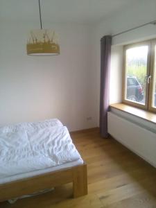 a bedroom with a bed and a window at Erholung auf dem Land zwischen Ostsee und Schlei in Stoltebüll