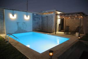 a swimming pool lit up at night with lights at Casa en Allende con alberca (Casa Guaname) 
