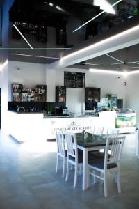 Restauracja lub miejsce do jedzenia w obiekcie Apartamenty Scarlet