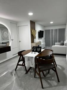 een woonkamer met een tafel en 2 stoelen bij Piso Luna in Emiliano Zapata