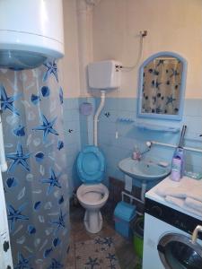 La salle de bains bleue est pourvue de toilettes et d'un lavabo. dans l'établissement SAN, à Vranje
