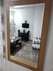 um espelho que reflecte uma sala de jantar com uma mesa em SAN em Vranje