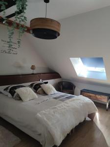 um quarto com uma cama grande e uma cabeceira em madeira em Chambre d hôte Beaumont pied de bœuf em Beaumont-Pied-de-Boeuf