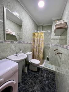 ベシンダリオにあるApartamentos Daliaのバスルーム(洗面台、トイレ、シャワー付)