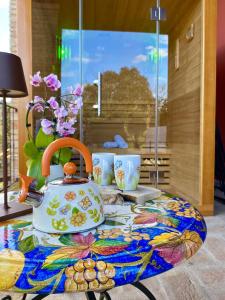 una mesa con una tetera y tazas. en Santa Croce Resort, en Torgiano
