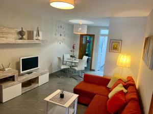 TV a/nebo společenská místnost v ubytování Apartamentos Dalia