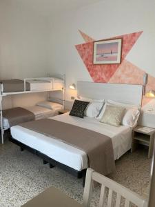 sypialnia z 2 łóżkami piętrowymi w obiekcie Alevon Hotel w Rimini