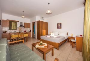 una camera d'albergo con letto e cucina di Magnolia Apartments and Studios a Falasarna