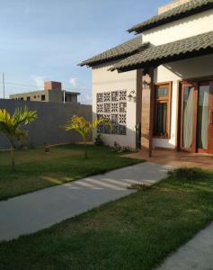 巴納內拉斯的住宿－Chalé Pôr do Sol，白色的房子,设有花园和人行道