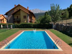 The swimming pool at or close to "CHALET A ESTRENAR" MIRADOR DE LA VENTOSA-Potes
