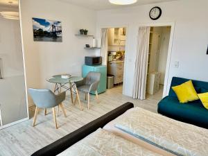 a living room with a couch and a table at Wilhelms Havenkoje - gemütliches Innenstadtappartment in Wilhelmshaven