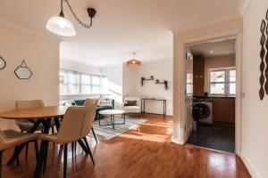 een keuken en een woonkamer met een tafel en stoelen bij Azurite - 2 bedroom Flat in Southampton