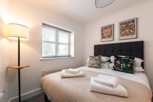 um quarto com uma cama com duas toalhas em Azurite - 2 bedroom Flat em Southampton