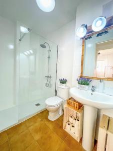 y baño con aseo, lavabo y ducha. en Apartamento La Manga, Urbanizacion Oasis, en La Manga del Mar Menor