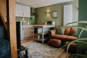 een keuken en een woonkamer met een bank en een tafel bij Whiteside Granary in Haltwhistle