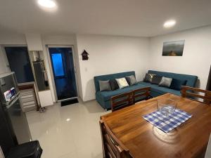 sala de estar con mesa y sofá azul en Departamento por estrenar a 150 metros de la playa, en Tonsupa