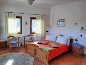 - une chambre avec un grand lit et deux chaises dans l'établissement Magda Vendégház, à Tokaj