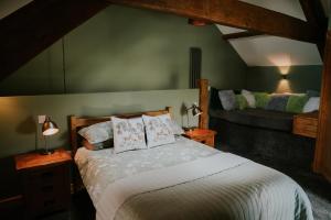 een slaapkamer met een bed met kussens erop bij Whiteside Granary in Haltwhistle