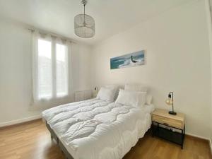 Posteľ alebo postele v izbe v ubytovaní LE SAINTE CATHERINE - T2 - Calme - Wifi - Centre ville - Préfecture