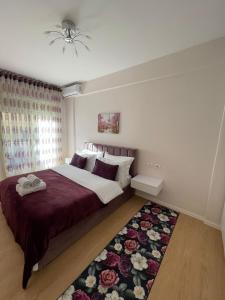 um quarto com uma cama grande e um tapete em New Apartment in Center of Tirana em Tirana