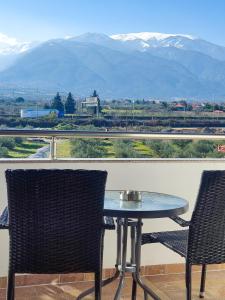 Vista generica sulle montagne o vista sulle montagne dall'interno dell'appartamento