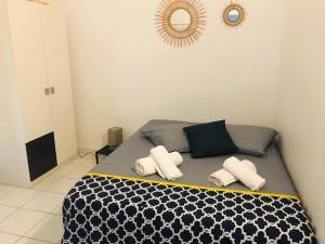 1 dormitorio con 1 cama con manta blanca y negra en Villa Sous le Manguier-Anse Bertrand 5min plage en Anse-Bertrand