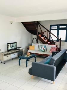 TV a/nebo společenská místnost v ubytování Villa Sous le Manguier-Anse Bertrand 5min plage + 16 fotografií
