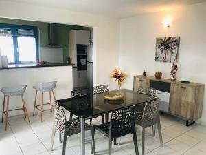 Köök või kööginurk majutusasutuses Villa Sous le Manguier-Anse Bertrand 5min plage