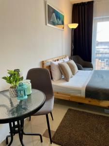 een kleine kamer met een bed en een tafel met een tafel bij Bubble Apartments in Krakau