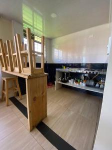 派帕的住宿－Apartamento San Gabriel，客房设有带桌椅的厨房。