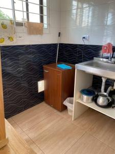 una pequeña cocina con fregadero y encimera en Apartamento San Gabriel, en Paipa