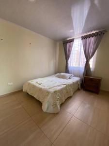 1 dormitorio con cama y ventana en Apartamento San Gabriel, en Paipa