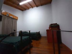 un soggiorno con 2 divani verdi in una camera di DEPARTAMENTO EN LOMA HERMOSA 2 a Loma Hermosa