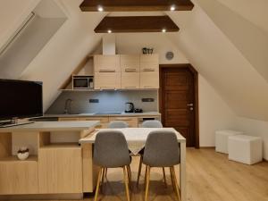 Een keuken of kitchenette bij Apartmán U Bašty