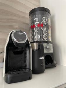 Casa da Lory في فوجيا: محمصة وآلة صنع قهوة على منضدة