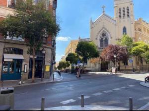 eine leere Straße vor einer Kirche in der Unterkunft MyHouseSpain - Great apartment 6 PAX MADRID CITY CENTER in Madrid