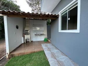a house with a patio with a chair and a window at Casas do Serrano in Lençóis