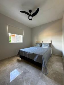 1 dormitorio con 1 cama y ventilador de techo en Casas do Serrano, en Lençóis