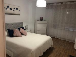 Łóżko lub łóżka w pokoju w obiekcie Carla24, AVENIDA PRINCIPAL