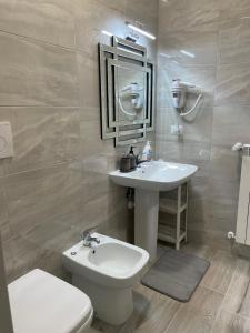ein Badezimmer mit einem weißen Waschbecken und einem WC in der Unterkunft Casa da Lory in Foggia