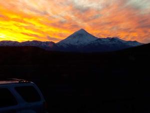 una puesta de sol con una montaña en el fondo en Cabañas Don Luis en Junín de los Andes