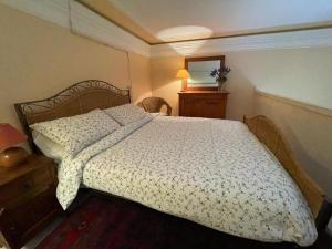 1 dormitorio con 1 cama con edredón blanco en Inn The Garden Apartament, en Catania