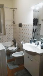 a bathroom with a toilet and a sink and a toilet istg at La Cà del Menèc in Lierna