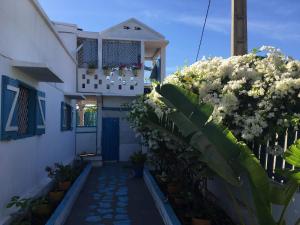 a house with flowers on the side of it at VILLA 3 DAUPHINS A 80 M DE LA PLAGE in Mahajanga