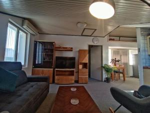 ein Wohnzimmer mit einem Sofa und einem TV in der Unterkunft The Golden Hour in Herceg-Novi