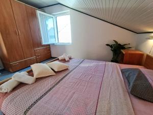 ein Schlafzimmer mit einem großen Bett mit Handtüchern darauf in der Unterkunft The Golden Hour in Herceg-Novi