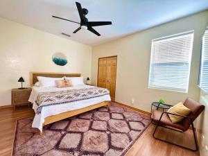 Ένα ή περισσότερα κρεβάτια σε δωμάτιο στο New Mexico Style Home, Stunning Views & Sunrise