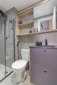 a bathroom with a toilet and a shower at Conforto e Aconchego na Zona Sul in Sao Paulo