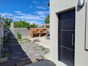 eine Tür zu einem Haus mit Garten in der Unterkunft Alquileres Oeste 1 in Puerto Madryn