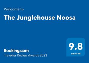 The Junglehouse Noosa tesisinde sergilenen bir sertifika, ödül, işaret veya başka bir belge